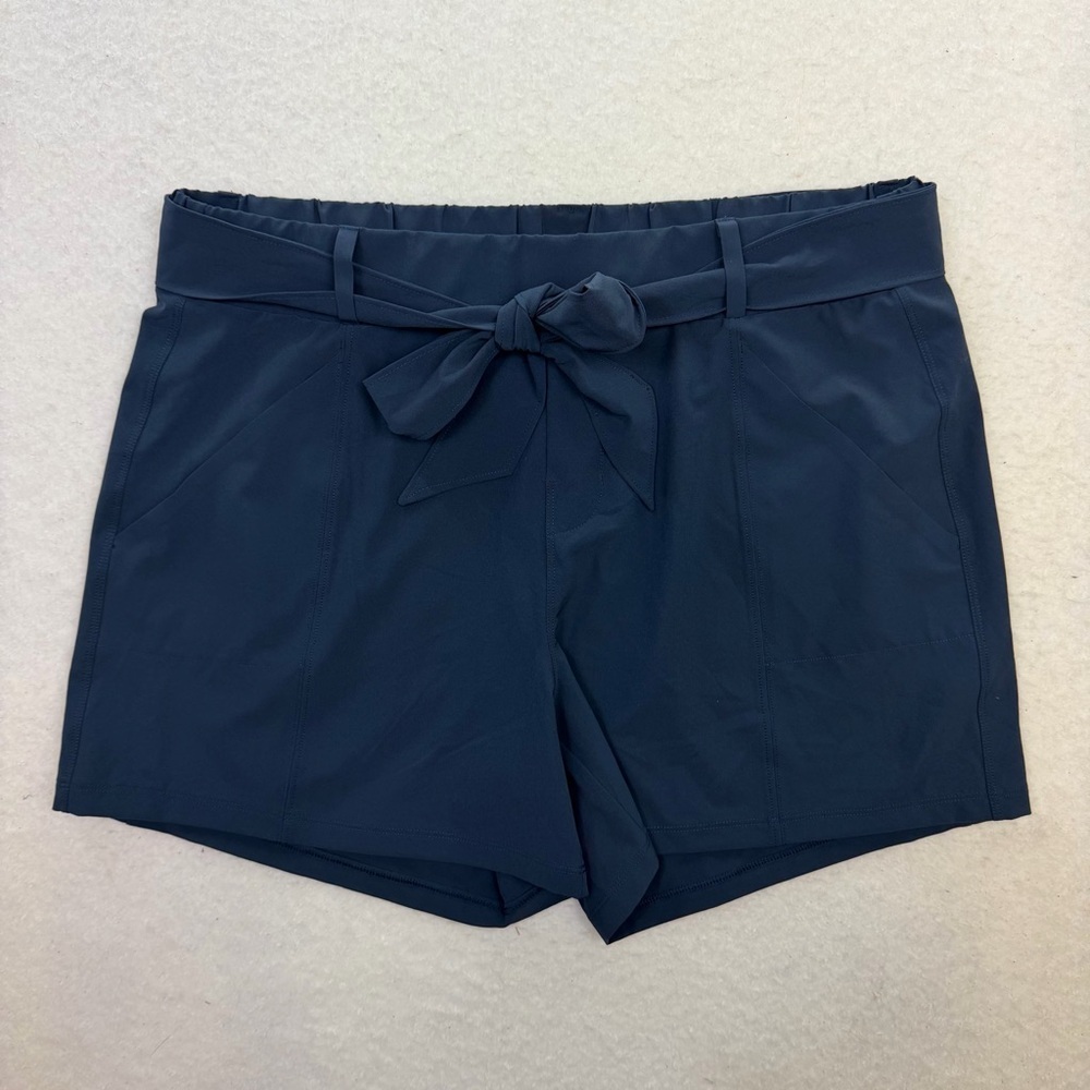 NWT Lolë Gayle Navy Blue Casual Athletic Fit Shorts Size Large
